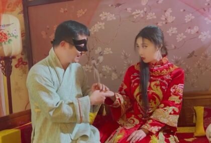 Cô tiểu thư nhút nhát được Công tử bột dẫn dắt vào đêm say đắm.