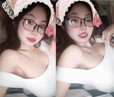 Tiêu đề mới: Em bé xinh đẹp muốn rên khi chịch