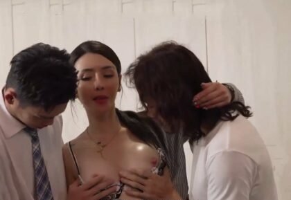 Hồi xuân, hai cậu con trai phát hiện bí mật của mẹ vú to